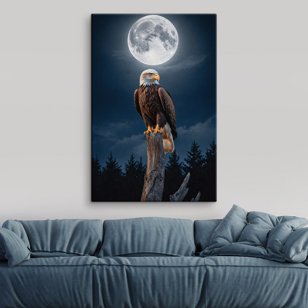 Águila y luna llena en un interior