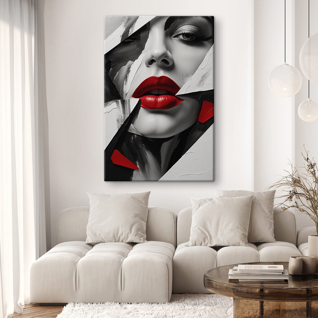 Labios rojos entre fragmentos en un interior