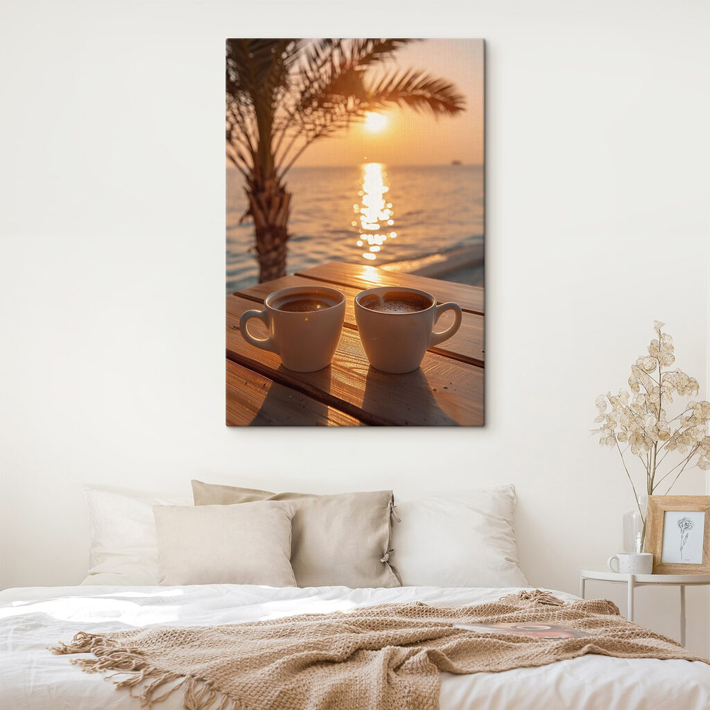 Dos cafés al atardecer en un interior