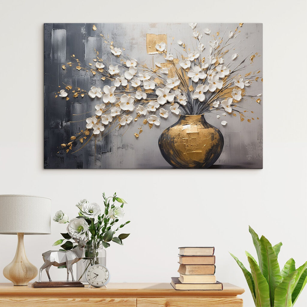 Ramas blancas, vaso dorado en un interior