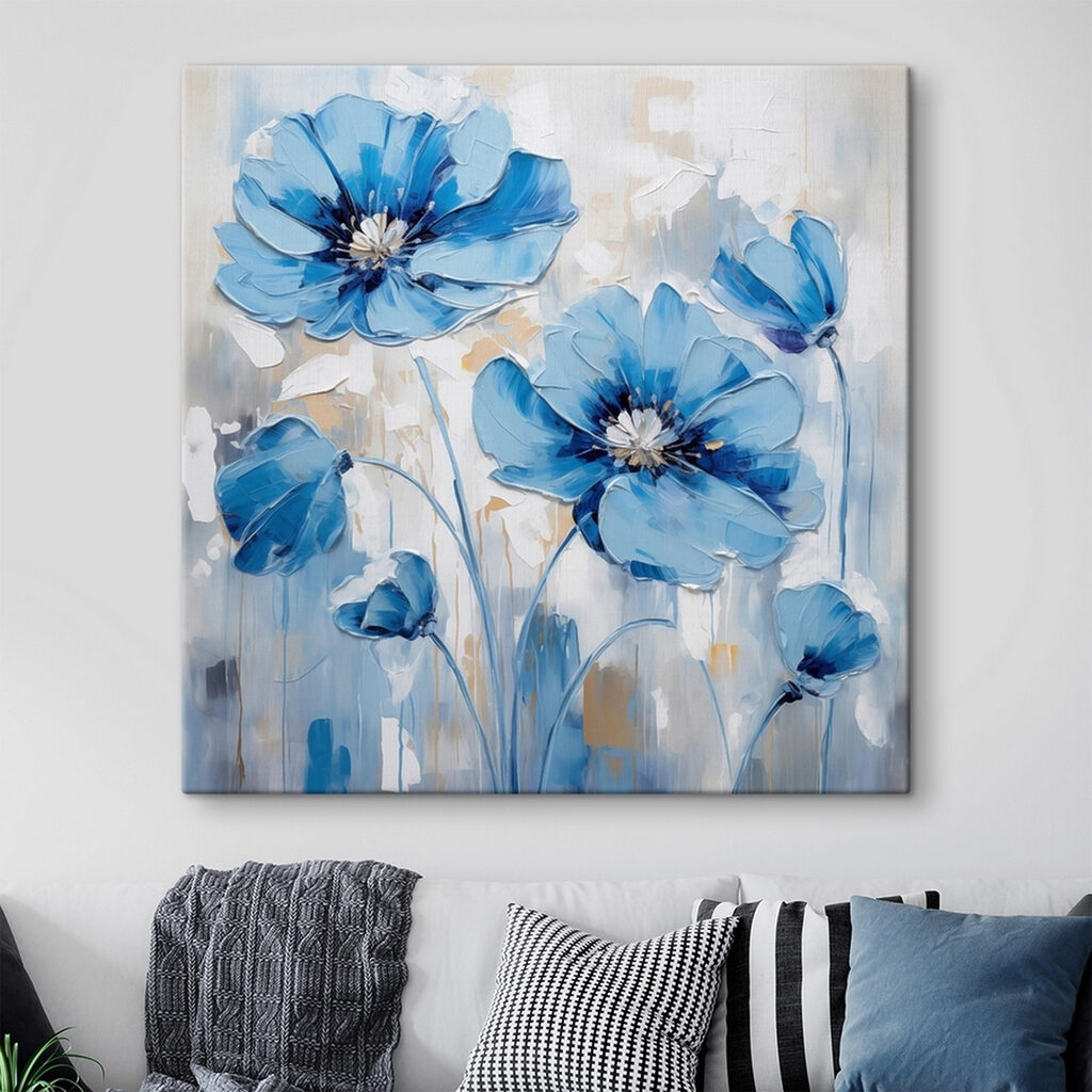 Flores azules sobre gris en un interior