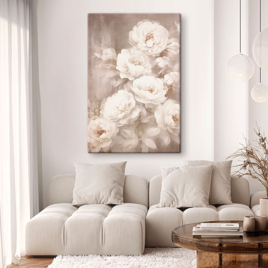 Rosas blancas en bruma en un interior