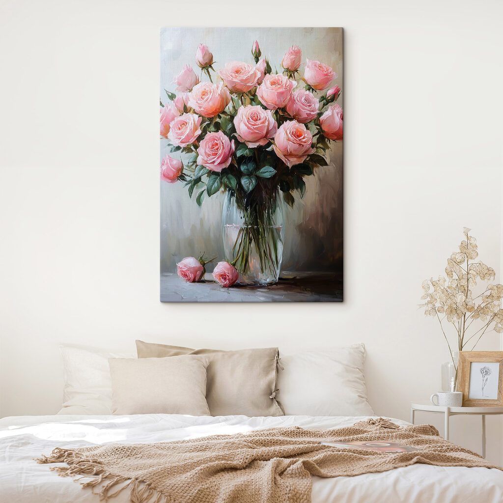 Rosas en florero esbelto en un interior