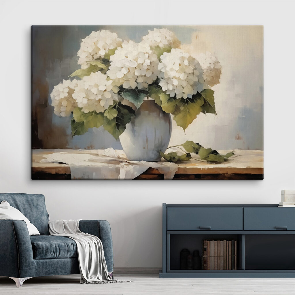 Hortensias sobre mesa pálida en un interior