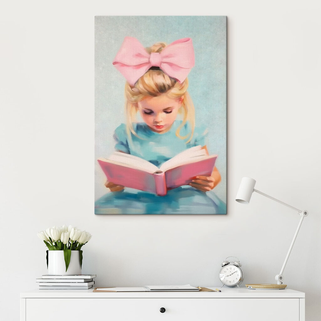 Niña con libro rosa en un interior