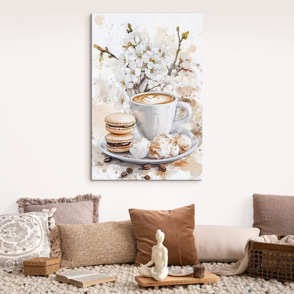 Capuchino con flores blancas en un interior