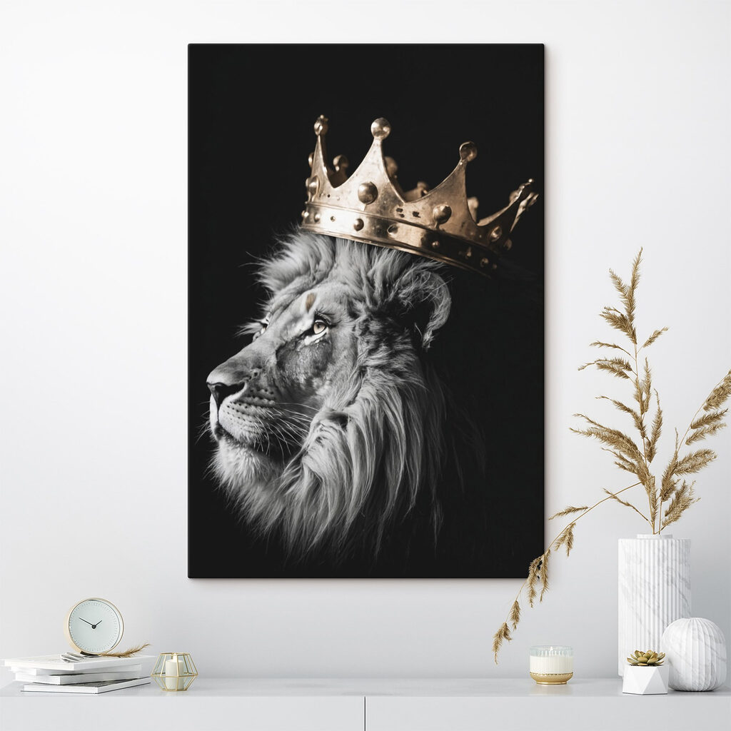 León bajo corona dorada en un interior