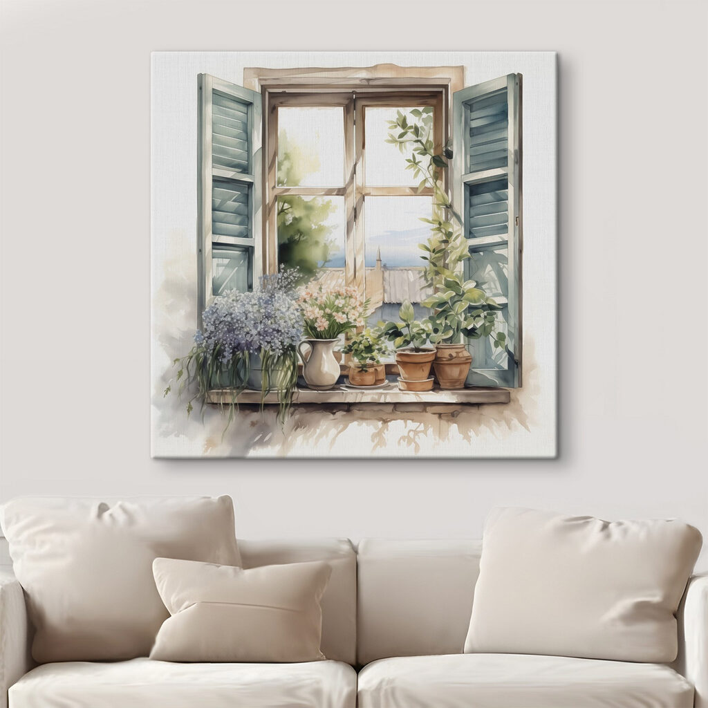 Ventana floral con postigos en un interior