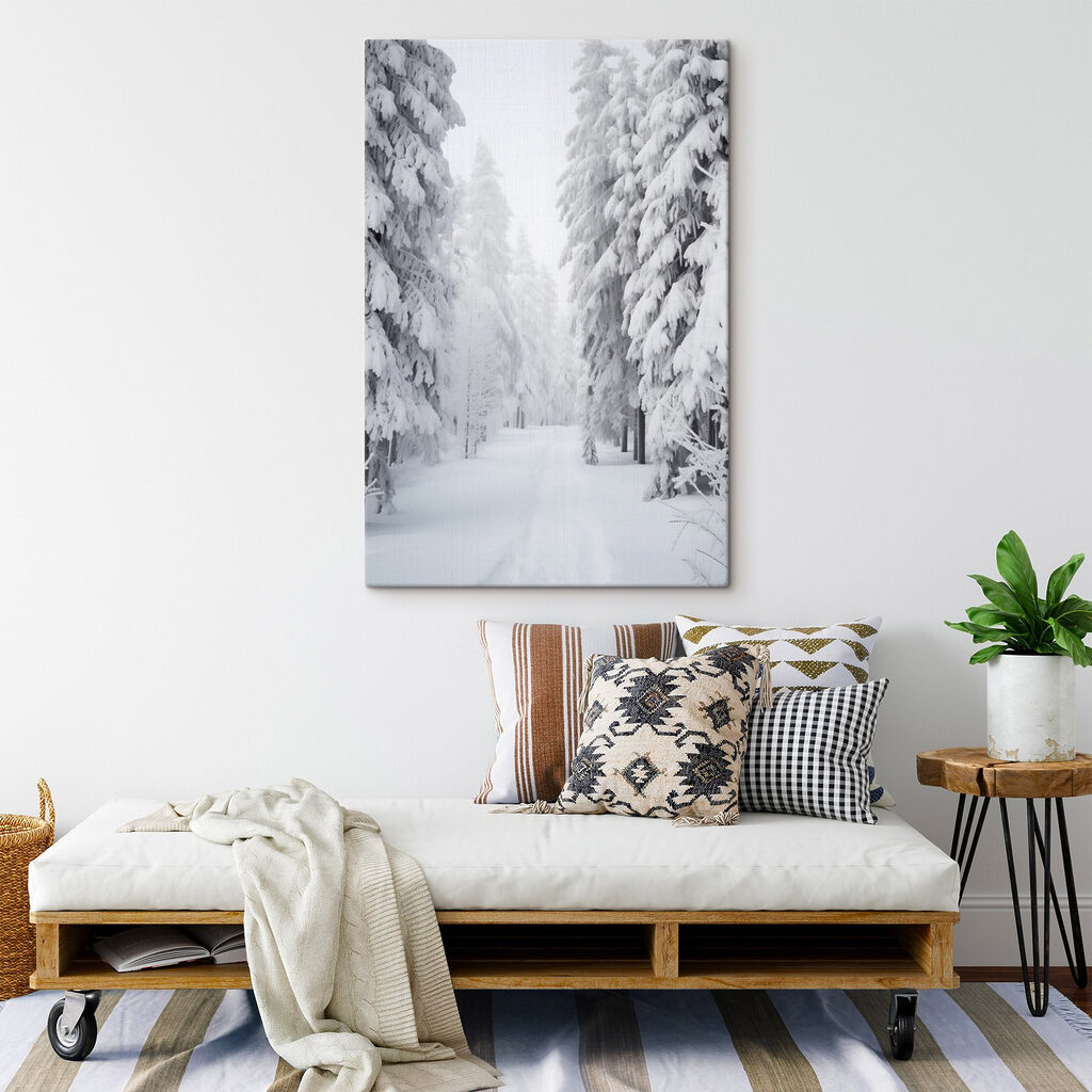 Camino nevado entre pinos — interior 1