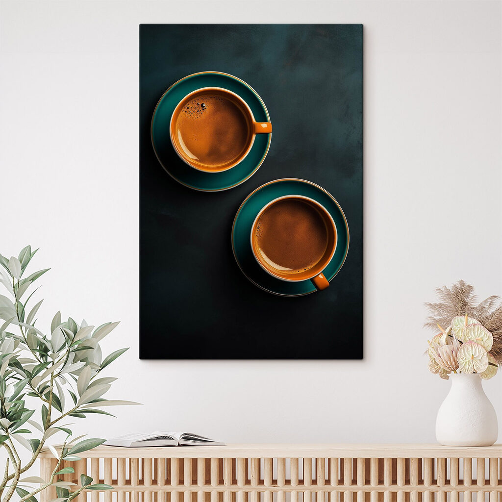 Dos cafés sobre turquesa en un interior