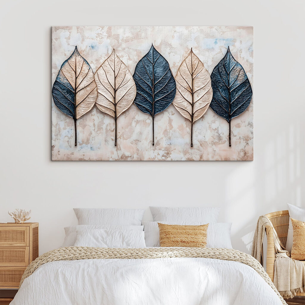 Hojas azules y beige en un interior
