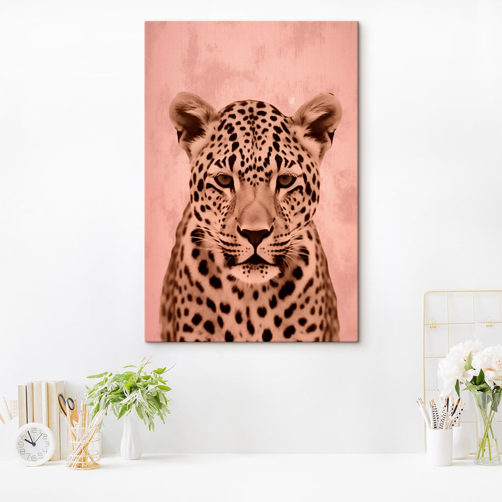 Leopardo sobre rosa cálido — interior 1