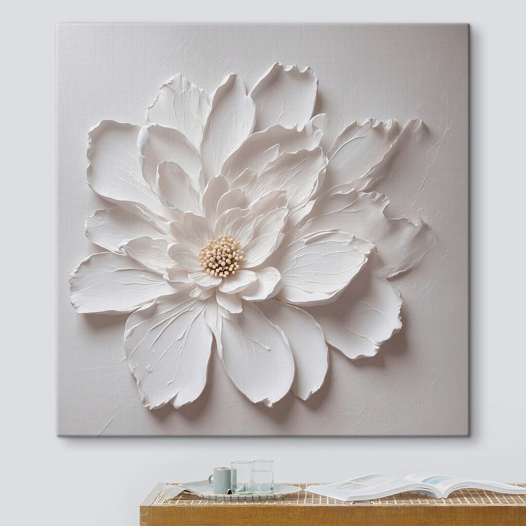 Flor blanca sola en un interior