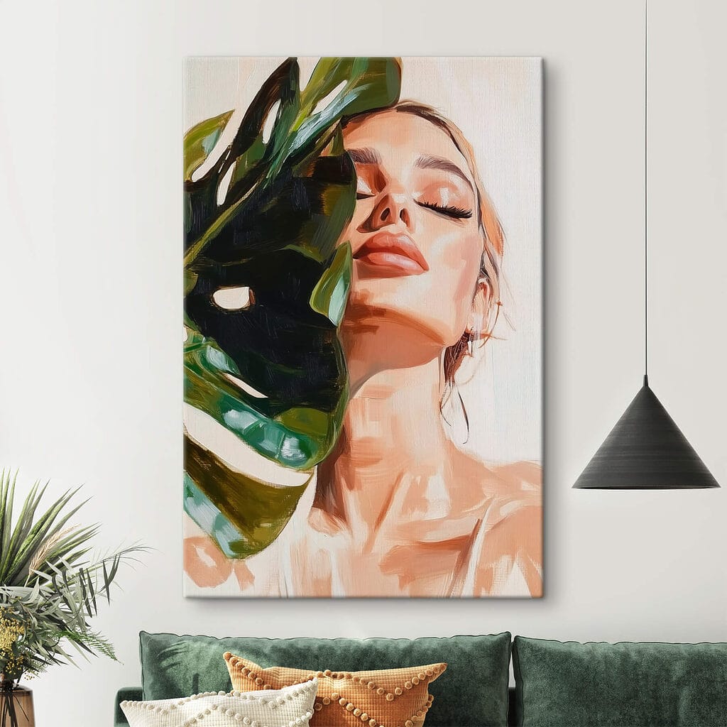 Mujer con hoja monstera en un interior