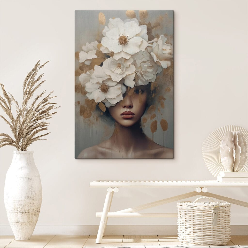 Mujer bajo flores blancas en un interior