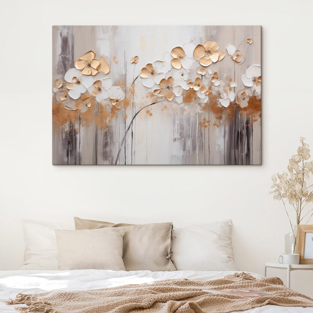 Flores blancas y doradas en un interior
