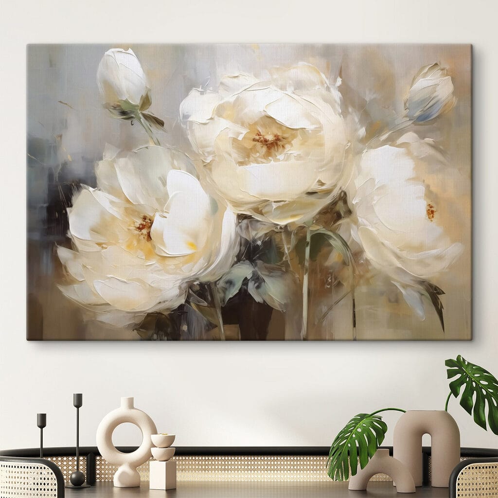 Rosas crema en neblina en un interior