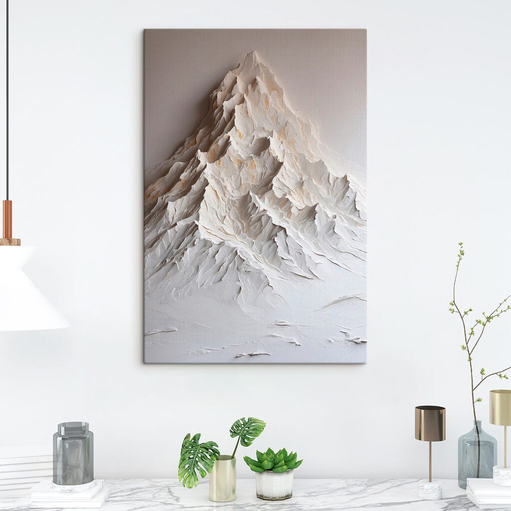 Montaña blanca con pliegues en un interior