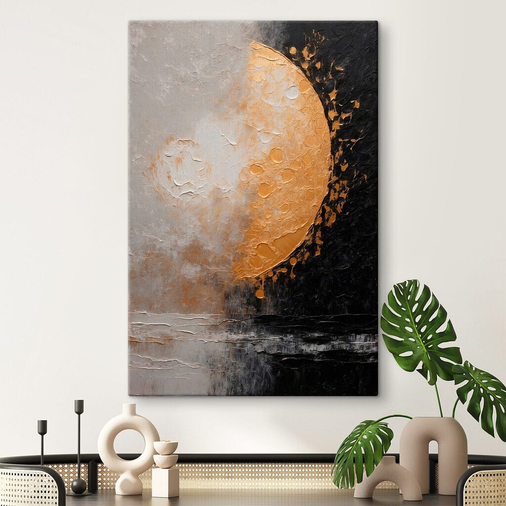 Luna dorada entre grises en un interior