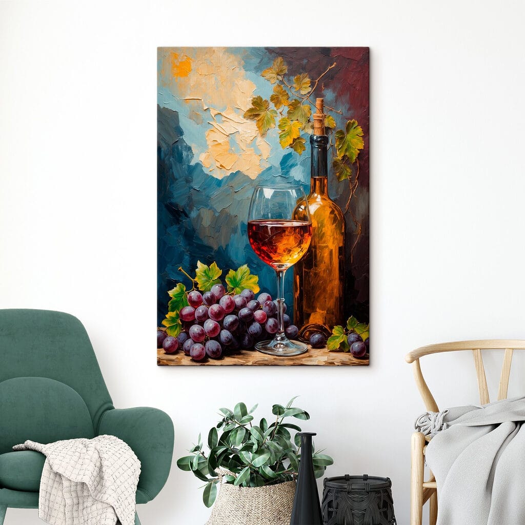 Vino y uvas moradas en un interior