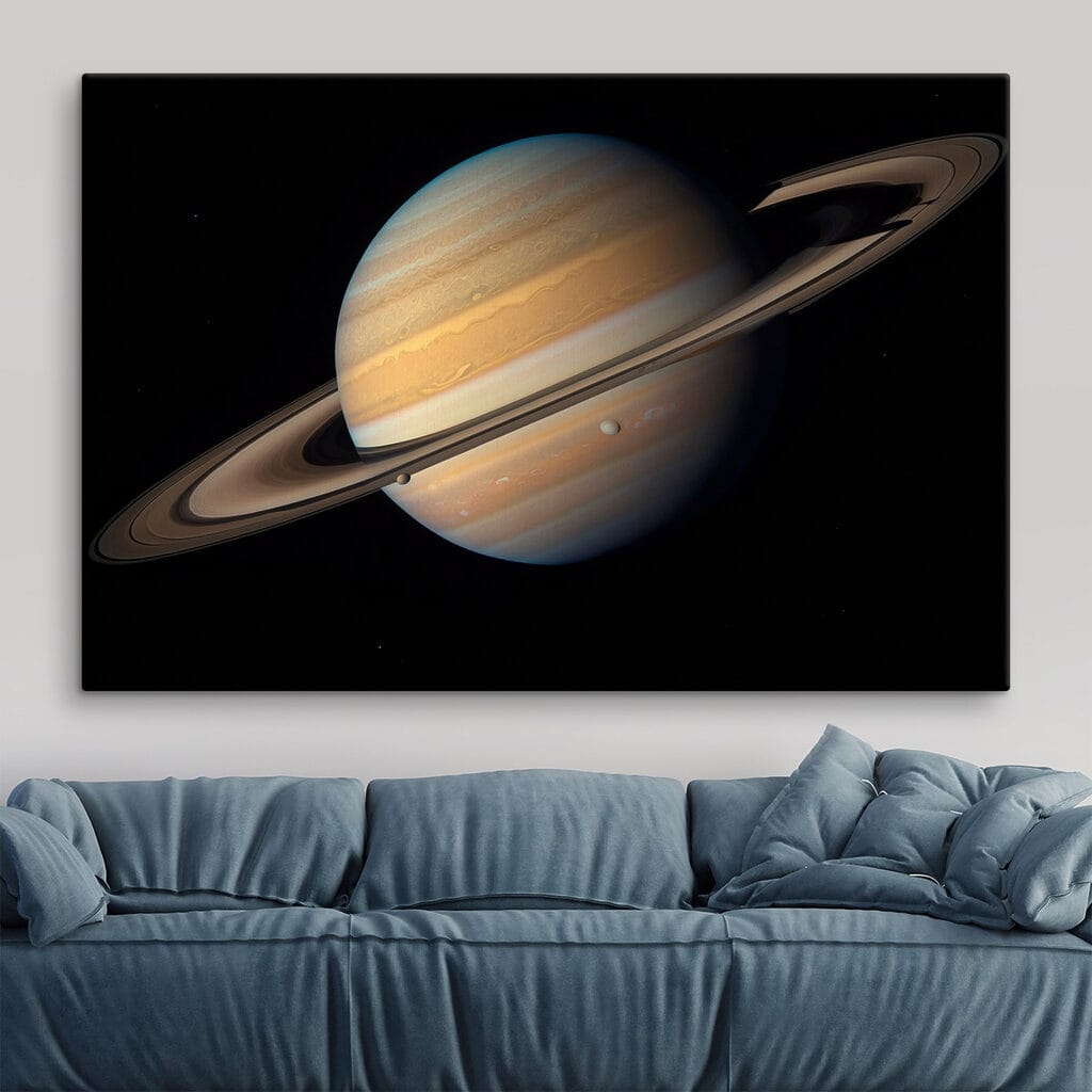 Saturno en el espacio en un interior