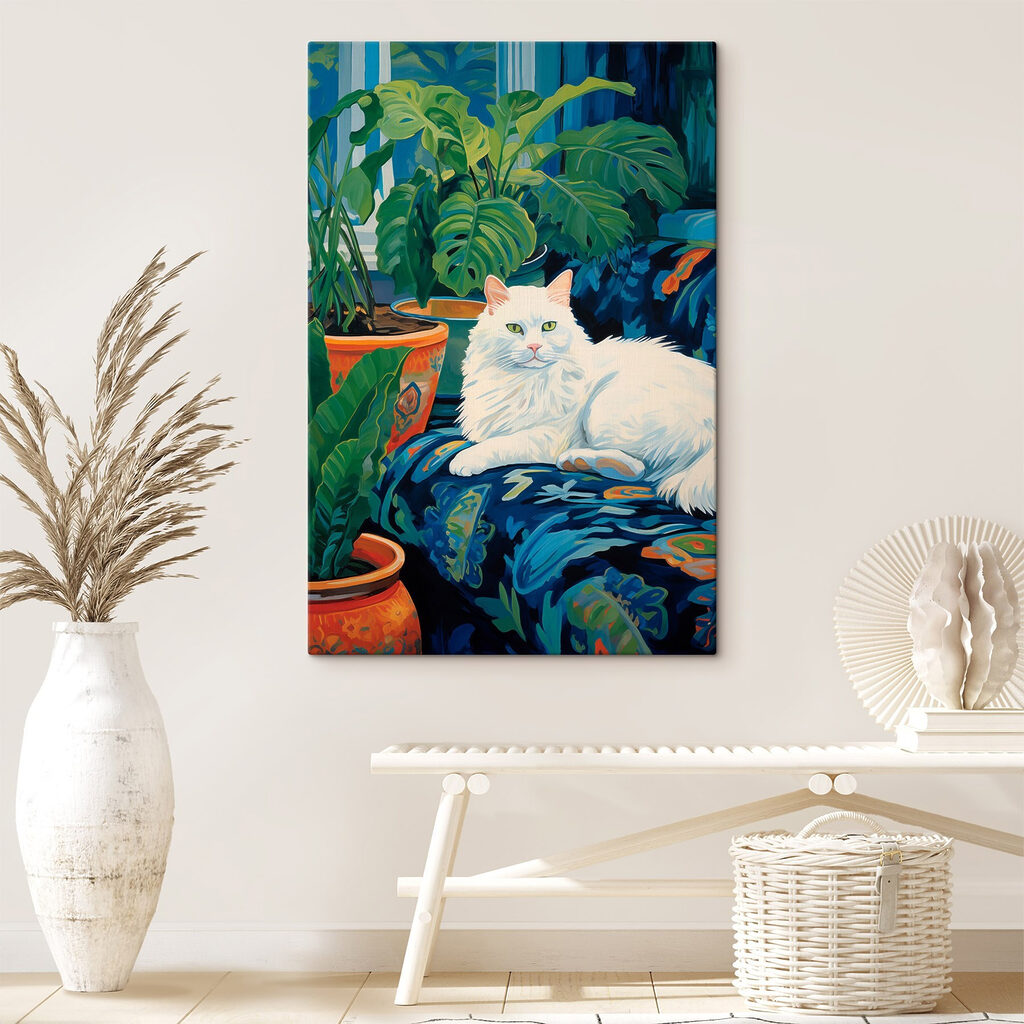 Gato blanco entre plantas — interior 1