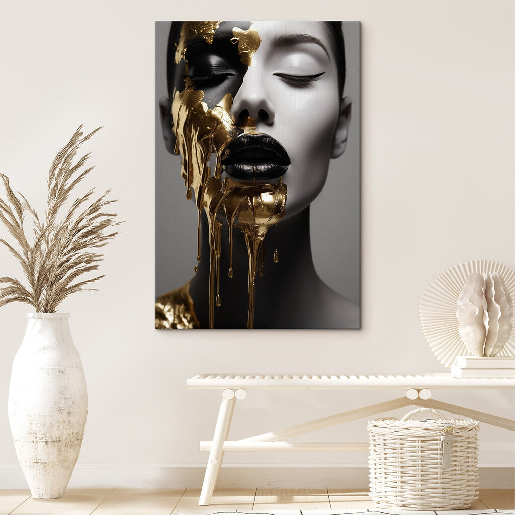 Rostro con pintura dorada en un interior