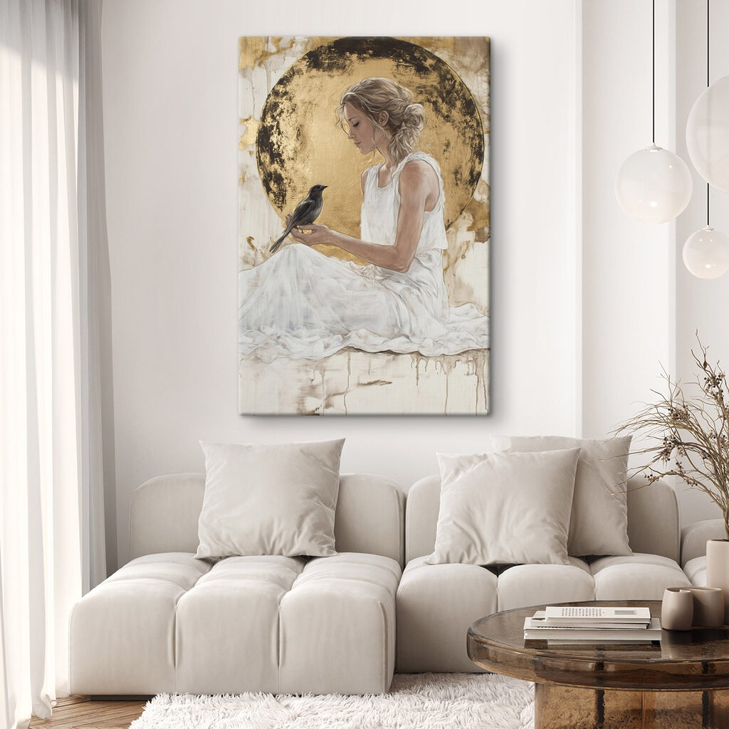 Mujer con luna dorada en un interior