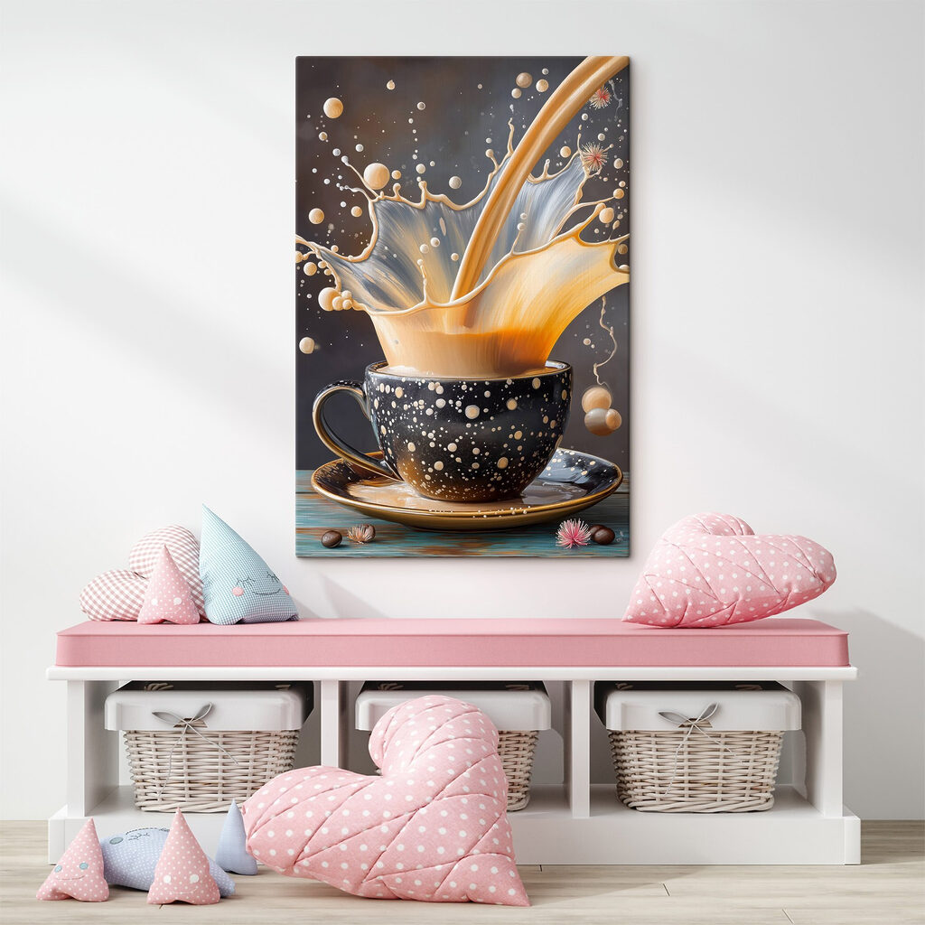 Leche salpicando la taza en un interior