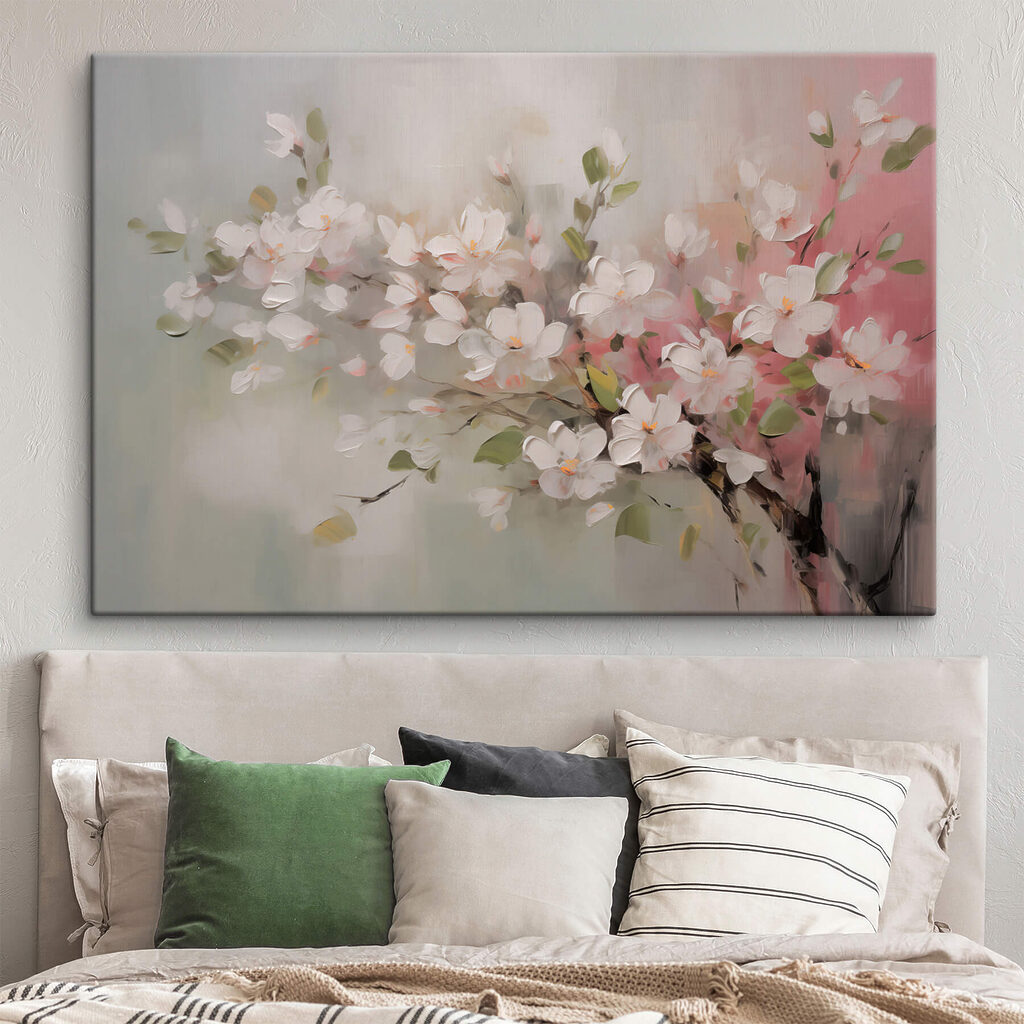 Ramas oscuras y flores en un interior