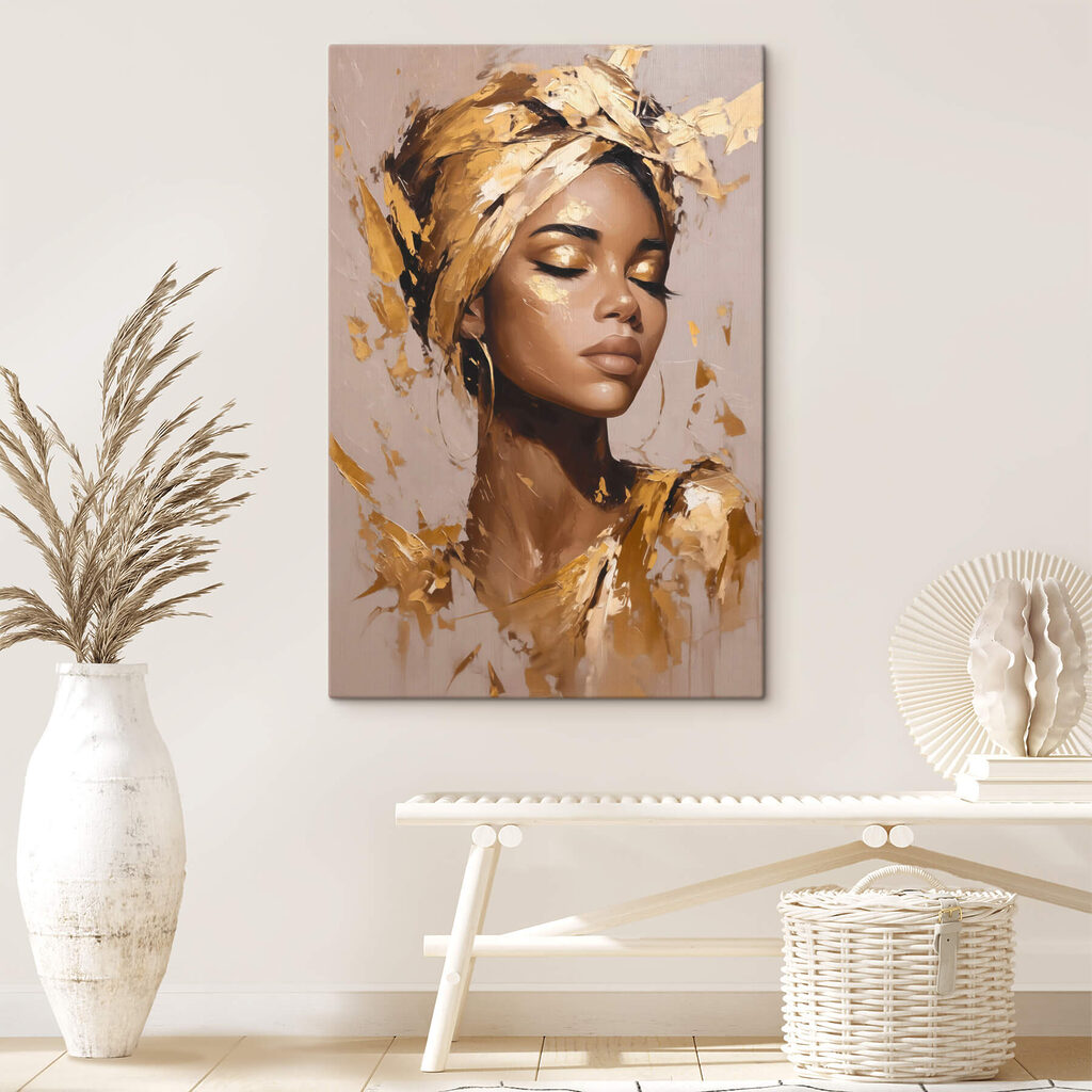 Pañuelo dorado sobre rosa en un interior