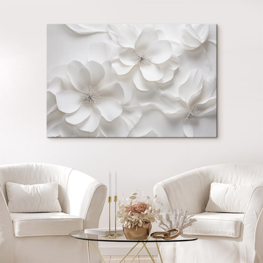 Flores blancas y plateadas en un interior