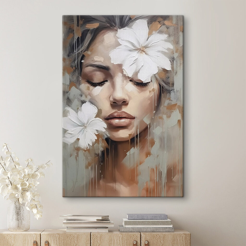 Mujer entre flores blancas en un interior