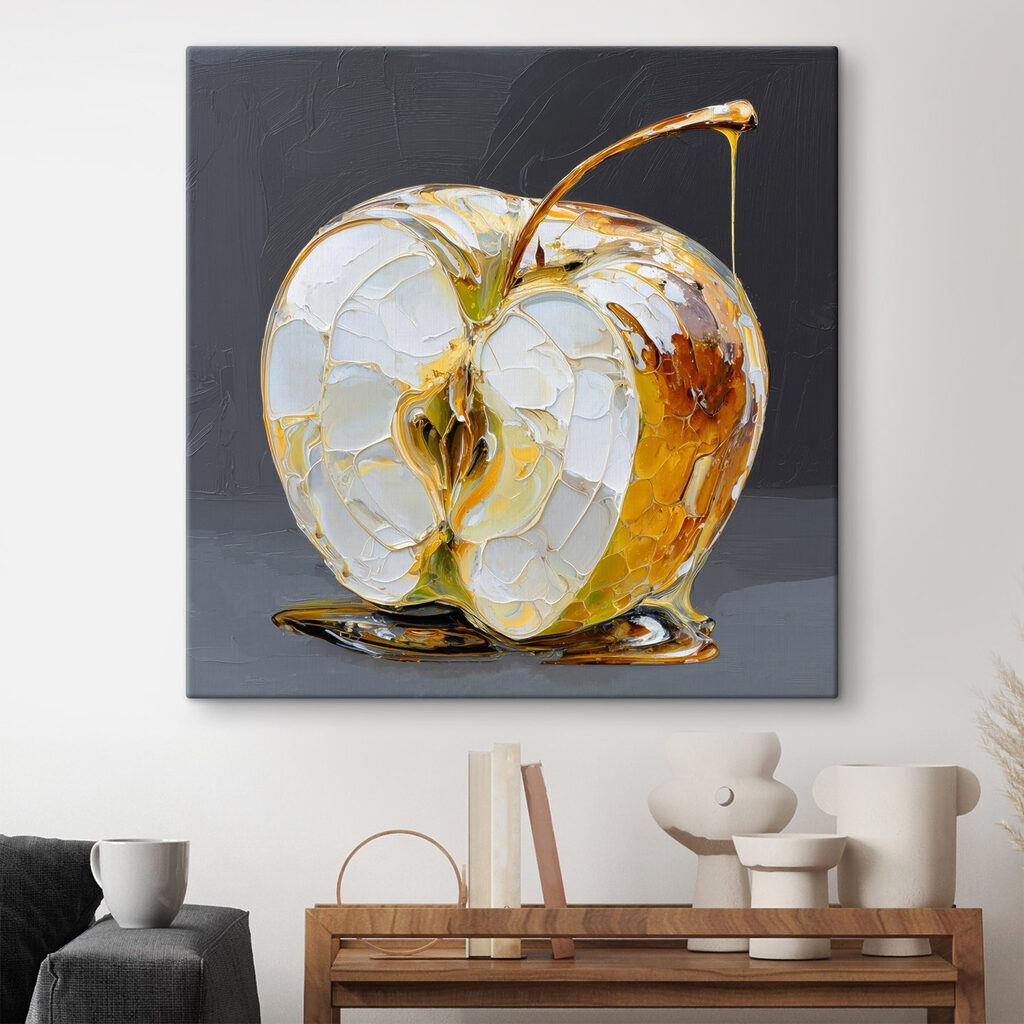 Manzana blanca y dorada en un interior