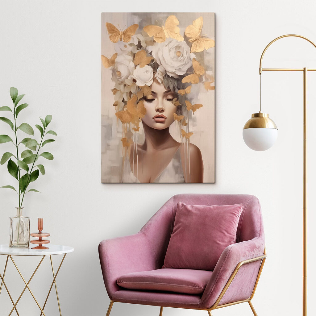 Retrato con mariposas doradas en un interior