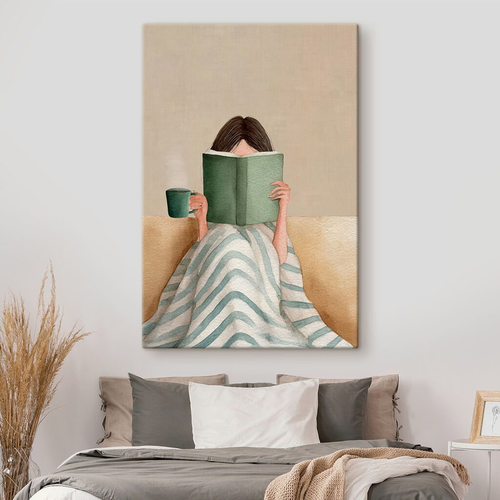 Lectura con libro verde en un interior
