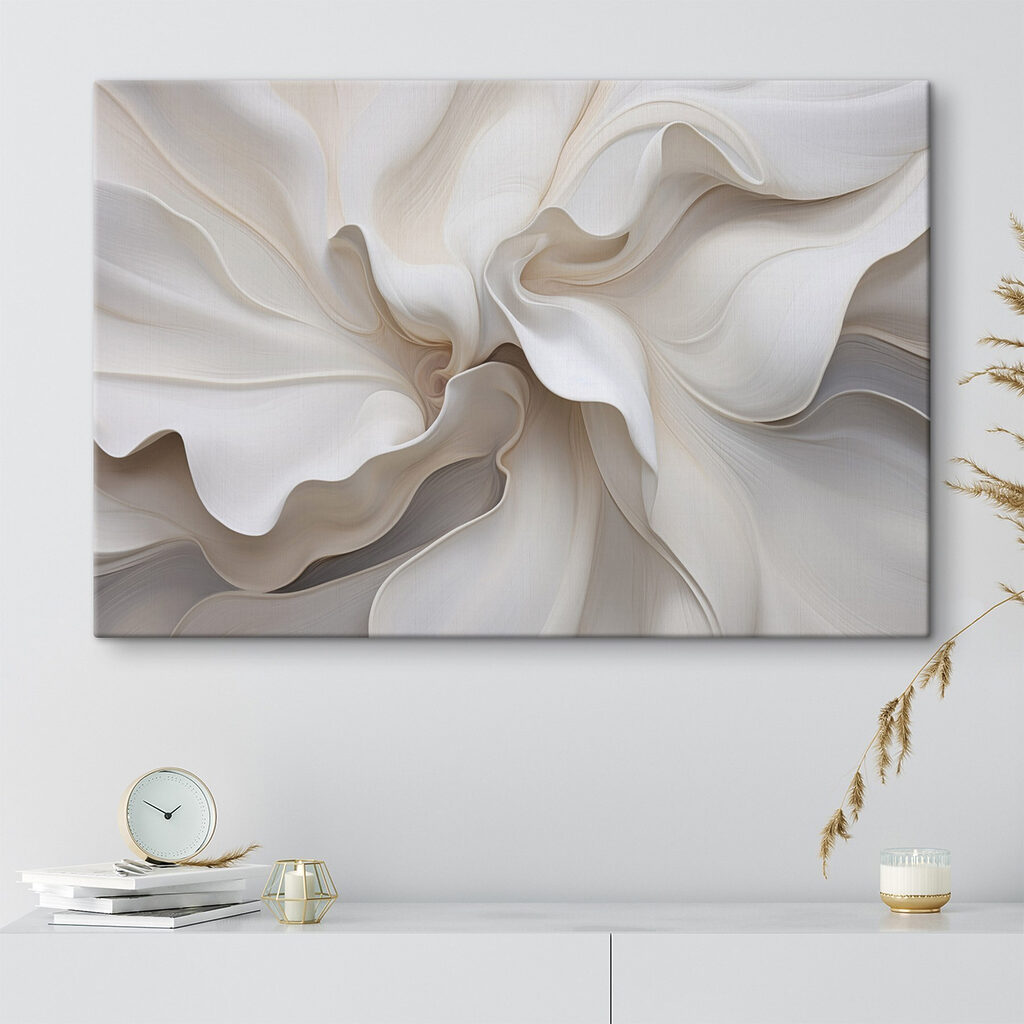 Pliegues blancos en flor en un interior