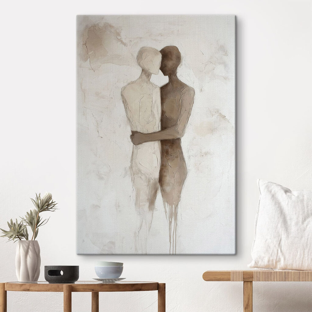 Dos figuras abrazadas en un interior