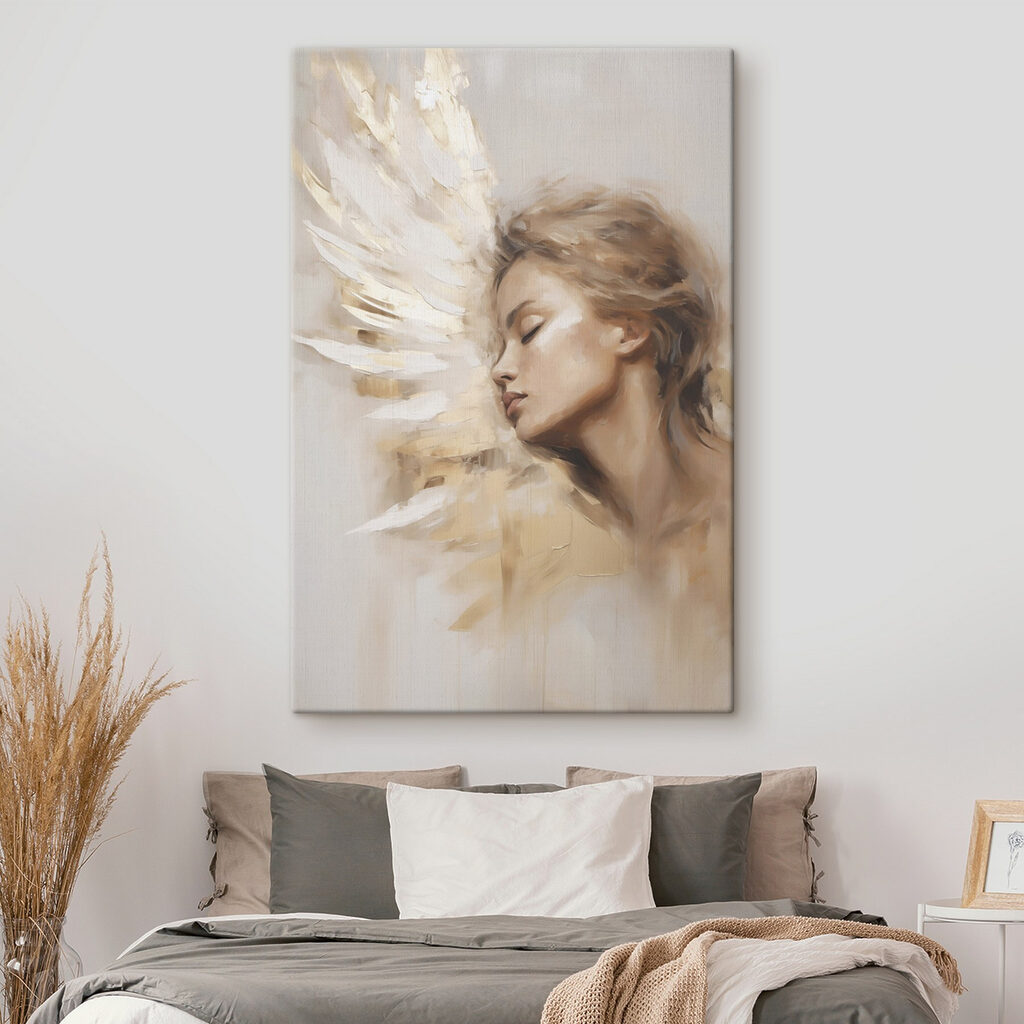 Perfil con plumas blancas en un interior