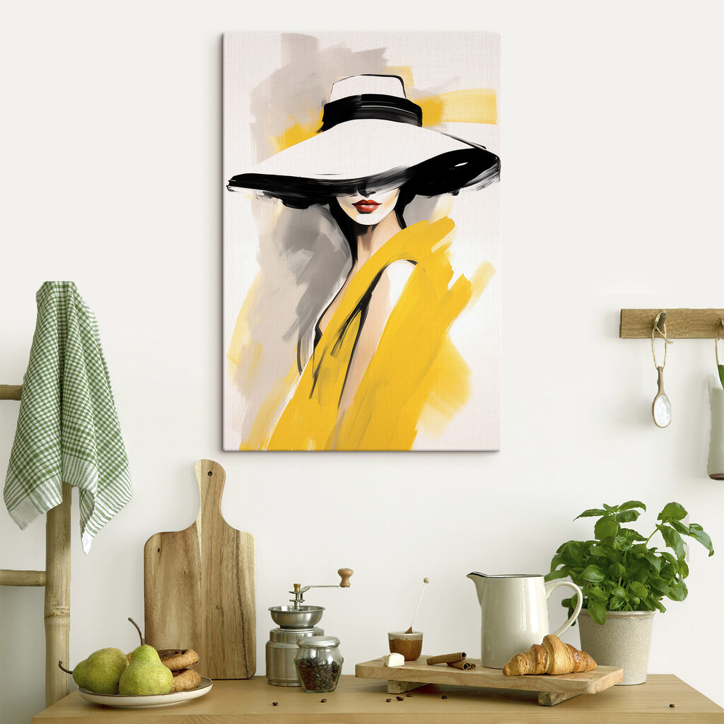 Mujer con sombrero ancho en un interior