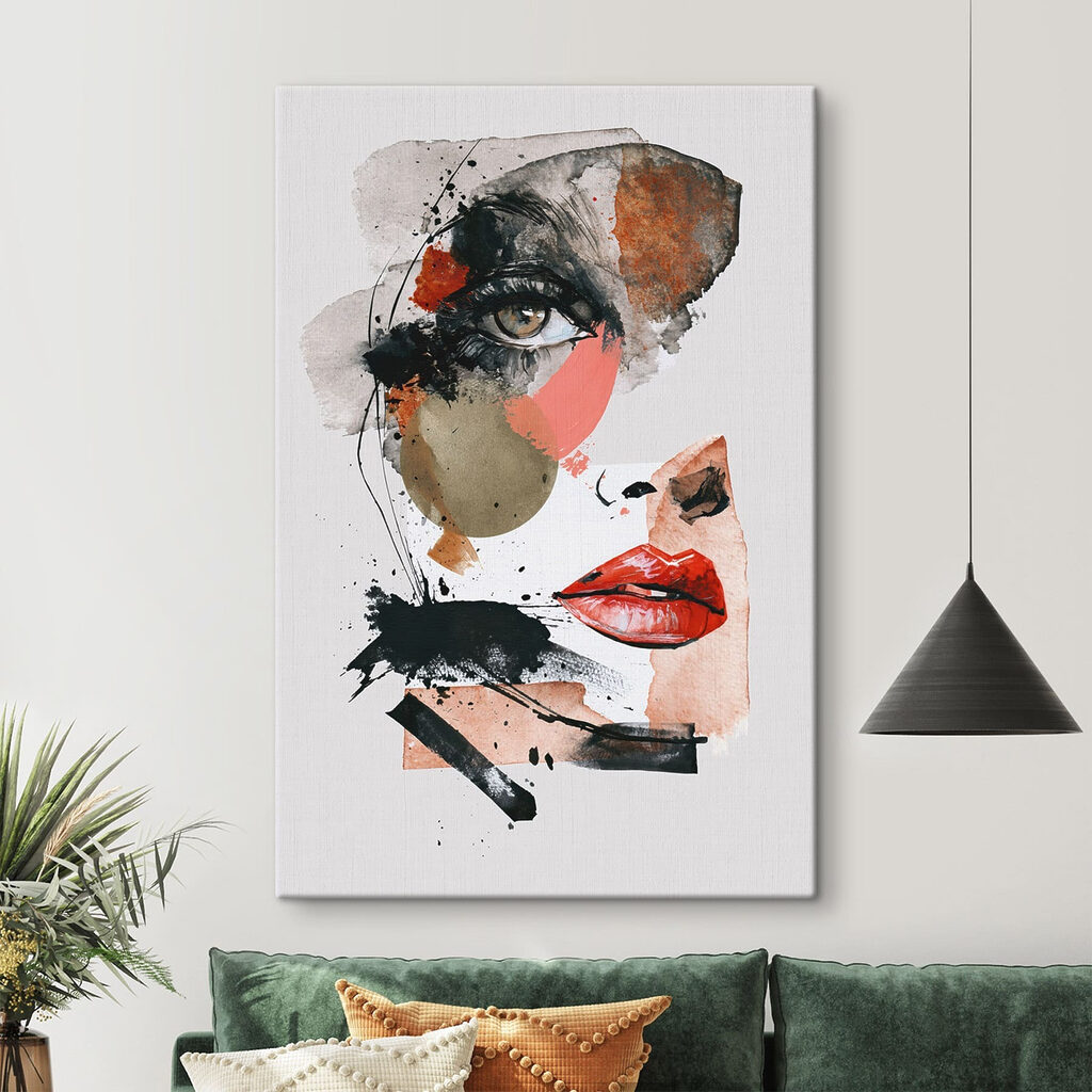 Labios rojos entre manchas en un interior