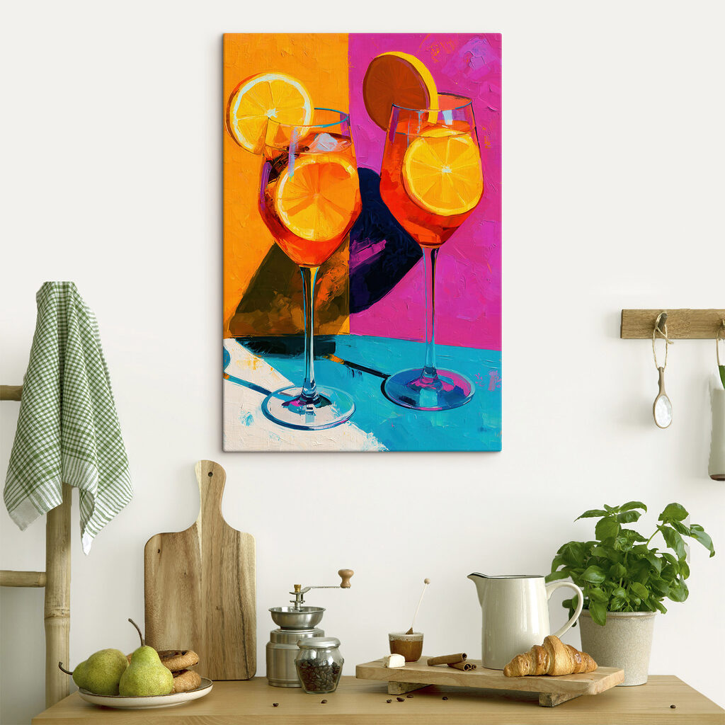 Cócteles naranjas, estilo pop en un interior