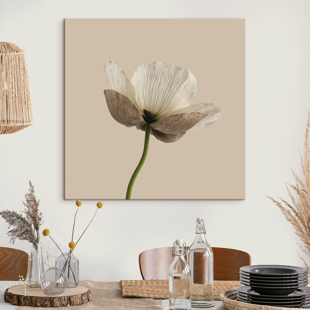 Flor sobre tallo verde — interior 3