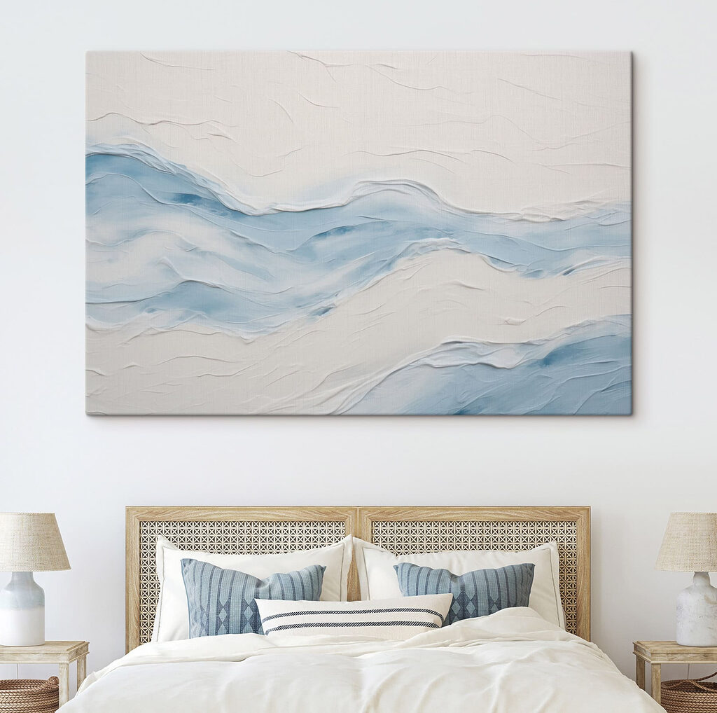 Olas azules en relieve en un interior
