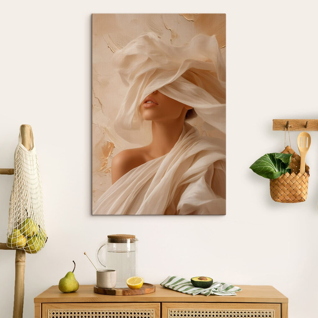 Mujer tras velos crema — interior 1