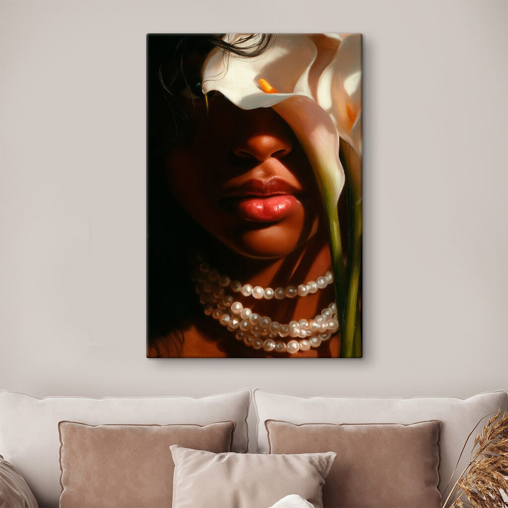 Mujer tras cáliz blanco — interior 2