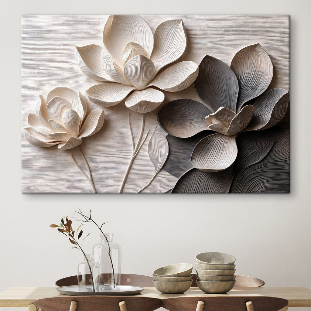 Tres flores monocromas en un interior