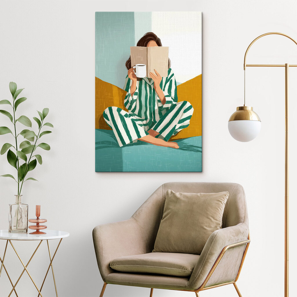 Mujer leyendo en pijama — interior 2