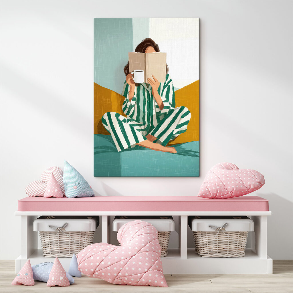 Mujer leyendo en pijama — interior 1