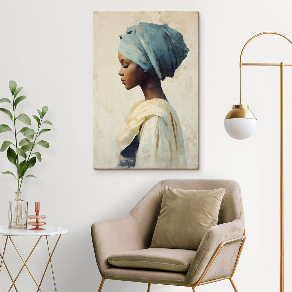 Mujer con pañuelo azul en un interior